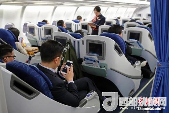 在東航MU5137航班上，旅客全程在飛行模式下可以使用手機(jī)。殷立勤 攝
