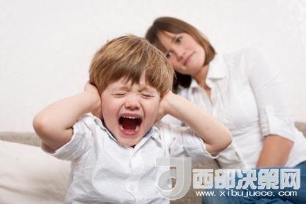 這時(shí)孩子可能會(huì)一直哭，甚至觀察父母的反應(yīng)。父母這時(shí)候可以讓他哭，哭累了自然就會(huì)停下，要讓孩子明白“鬧起來沒道理我不會(huì)心疼你”。