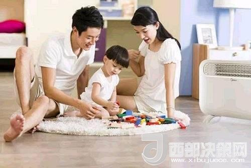 兒童時(shí)期，孩子好奇心強(qiáng)，喜歡“打破砂鍋問到底”、“探究性拆東西”、“自言自語做游戲”。這些聽似好笑，看似頑皮的言行舉止，恰恰就是孩子創(chuàng)造火花的閃現(xiàn)。心理學(xué)家鄧斯克認(rèn)為，小孩子在游戲中的“假裝”會(huì)大大促進(jìn)他們的發(fā)散思維。