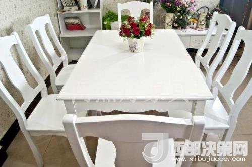喜歡白色餐桌 但椅子該如何搭配？