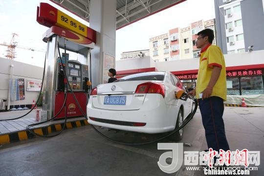 資料圖：山西太原，加油站工作人員正在給車輛加油?！?jiān)?攝