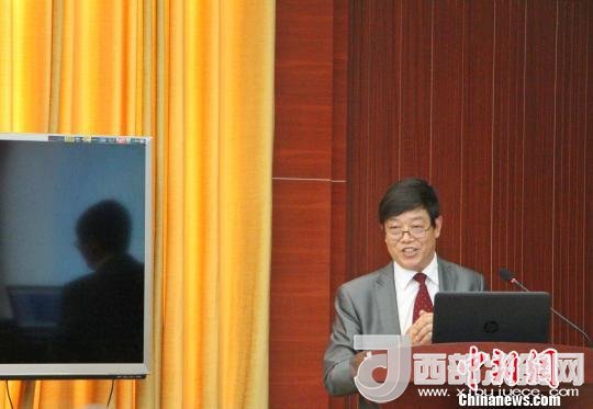 圖為中南大學(xué)教授歐陽友權(quán)在現(xiàn)場(chǎng)作了題為“我國文化產(chǎn)業(yè)發(fā)展的三大拐點(diǎn)與高校的責(zé)任”報(bào)告。　趙曉 攝