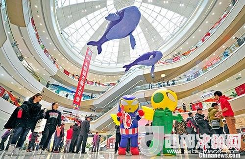 資料圖：購(gòu)物商場(chǎng)。 <a target='_blank' >中新社</a>記者 佟郁 攝