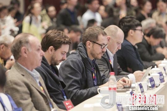 河北工業(yè)設(shè)計(jì)創(chuàng)新中心(以下簡(jiǎn)稱HIDC)啟動(dòng)儀式暨“設(shè)計(jì)促轉(zhuǎn)型·創(chuàng)新贏未來(lái)”國(guó)際工業(yè)設(shè)計(jì)工作坊26日在河北省省會(huì)石家莊市舉行。圖為與會(huì)各國(guó)設(shè)計(jì)師。　肖欣 攝