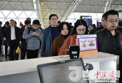 圖為旅客等待進入客艙。　呂俊明 攝