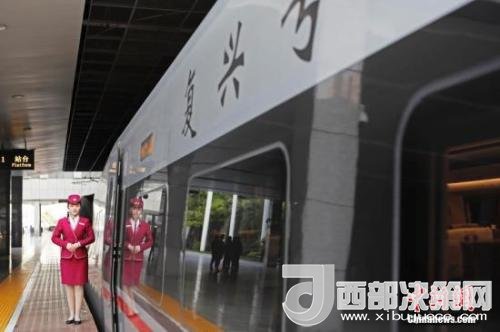 資料圖：4月10日，列車員在“復(fù)興號(hào)”列車旁迎接旅客的到來。 <a target='_blank'  data-cke-saved- >中新社</a>記者 殷立勤 攝