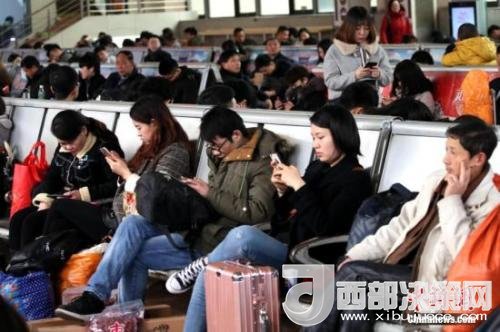 資料圖：移動(dòng)互聯(lián)網(wǎng)時(shí)代，旅客都拿著手機(jī)打發(fā)時(shí)間。<a target='_blank' >中新社</a>記者 王中舉 攝