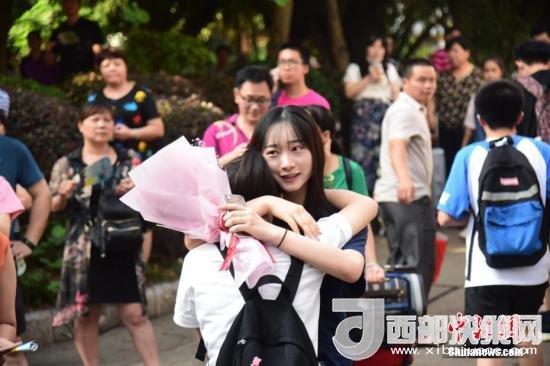資料圖：一名家屬擁抱走出考場的考生。 王以照 攝