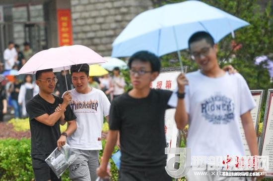 資料圖：6月8日，山西太原，考生打傘走出考場。當日，全國部分地區(qū)2018年高考結(jié)束。 <a target='_blank'  data-cke-saved- >中新社</a>記者 武俊杰 攝