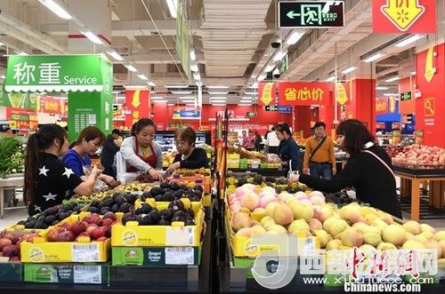資料圖：民眾在超市選購水果。<a target='_blank'  data-cke-saved- >中新社</a>記者 俞靖 攝