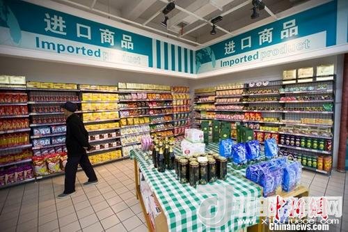 資料圖：民眾正在超市挑選進口商品。 <a target='_blank'  data-cke-saved- >中新社</a>記者 張云 攝