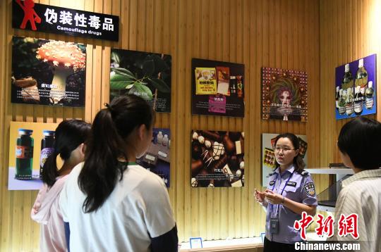 山西省司法行政戒毒系統(tǒng)積極面向社會(huì)開展禁毒警示教育?！　　⊥踅ㄜ?攝