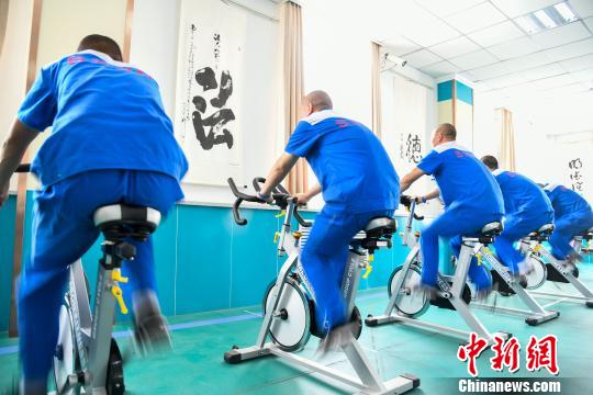 山西省戒毒人員正在進(jìn)行身體鍛煉?！⊥踅ㄜ?攝