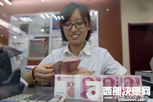 7月5日，山西太原一銀行工作人員正在清點(diǎn)貨幣。人民幣對(duì)美元匯率中間價(jià)在經(jīng)歷了過去11個(gè)交易中的10次下調(diào)后終于迎來大漲。5日，中國外匯交易中心公布人民幣對(duì)美元匯率中間價(jià)報(bào)6.6180，較前一交易日大幅上調(diào)415個(gè)基點(diǎn)，創(chuàng)下自2017年10月11日以來的最大升幅。<a target='_blank' >中新社</a>記者 張?jiān)?攝