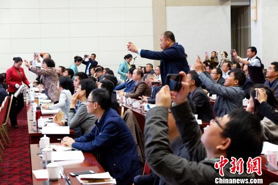 圖為與會嘉賓認真聽取專家演講。　李雋 攝