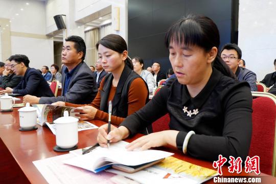 圖為與會嘉賓聆聽專家演講?！±铍h 攝
