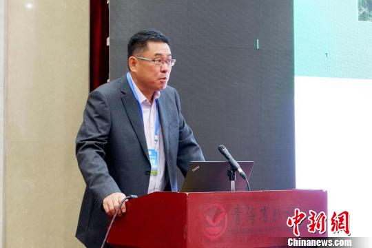 圖為青海省農(nóng)林科學院副院長、國家大麥青稞產(chǎn)業(yè)技術體系崗位科學家遲德釗正在發(fā)言?！±铍h 攝