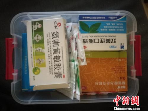 圖為家里的藥盒。 謝藝觀 攝