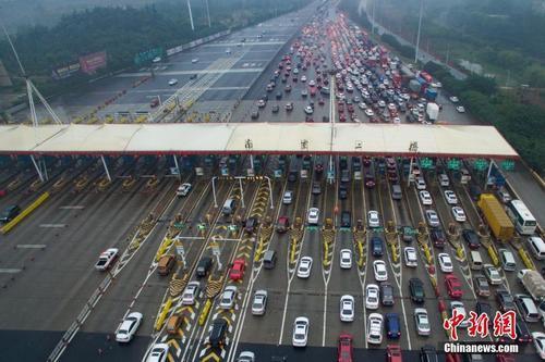 資料圖：車輛通過收費站。<a target='_blank'  data-cke-saved- ><p  align=