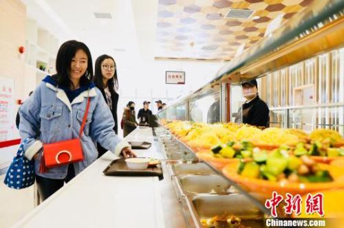 　資料圖：消費(fèi)者在餐廳就餐?！惴?攝
