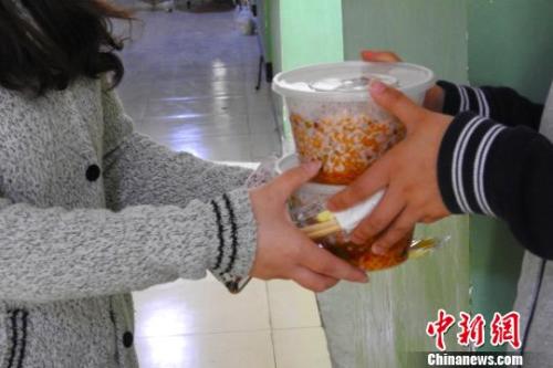 外賣配送員將外賣送到學(xué)生宿舍。受訪者供圖