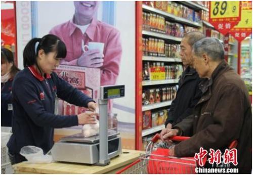 資料圖：在保定市北市區(qū)一家大型超市內(nèi)，促銷員正在為購買雞蛋的市民稱量、打包。李芳華 攝