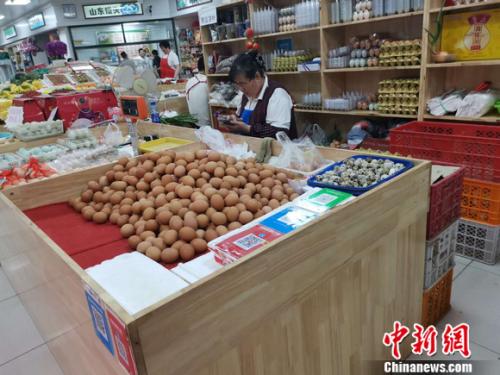 圖為菜市場里賣的雞蛋。 謝藝觀 攝