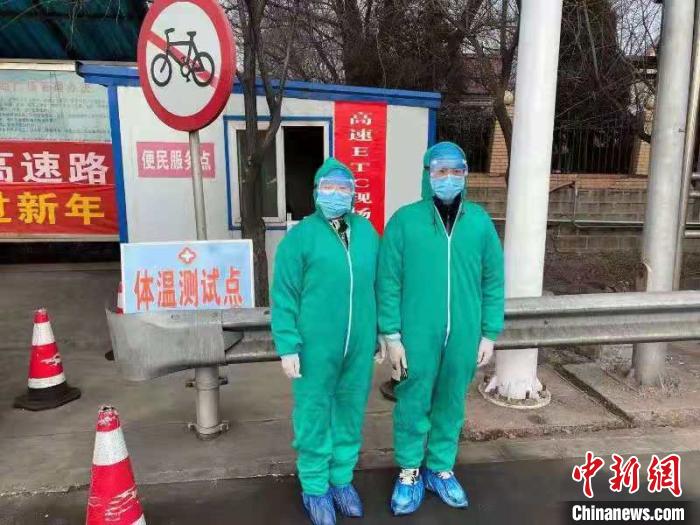 鄉(xiāng)鎮(zhèn)衛(wèi)生院和社區(qū)衛(wèi)生中心工作人員排查發(fā)熱患者?！〗樾菔嗅t(yī)療集團供圖 攝