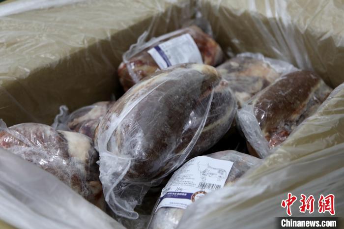 當(dāng)雄縣援鄂物資中的牦牛肉，圖中的為腱子肉，是牦牛肉中的“極品”?！‘?dāng)雄縣 供圖 攝