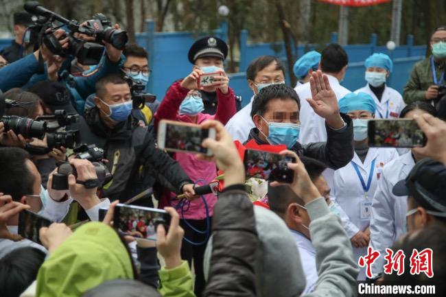 圖為貴州省最后一名新冠肺炎確診患者從貴州省將軍山醫(yī)院出院，患者與眾人揮手告別。　瞿宏倫 攝