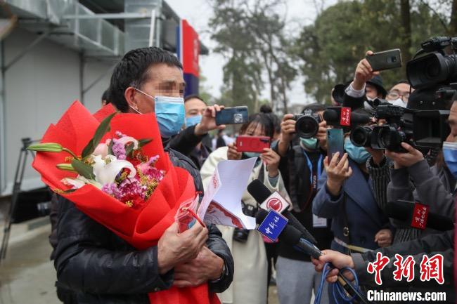 圖為貴州省最后一名新冠肺炎確診患者從貴州省將軍山醫(yī)院出院，患者接受媒體采訪?！■暮陚?攝