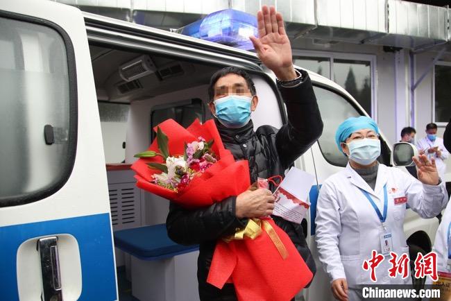 圖為貴州省最后一名新冠肺炎確診患者從貴州省將軍山醫(yī)院出院，患者與眾人揮手告別。　瞿宏倫 攝
