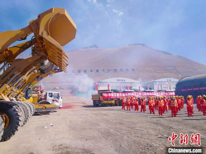 備受國內(nèi)外關(guān)注的G0711線烏魯木齊至尉犁高速公路建設(shè)項目天山勝利隧道復(fù)工“進行時”?！￡悇︼w 攝