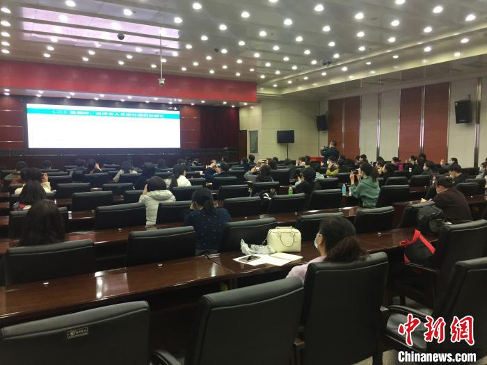 山西選派554名疫情防控指導員駐校指導高三年級開學疫情防控。　高瑞峰 攝
