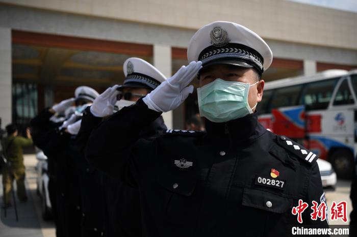 圖為交警們向醫(yī)療隊(duì)敬禮?！】灯?攝