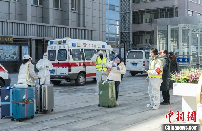 圖為呼和浩特車站“外防輸入”?！∠牧?攝