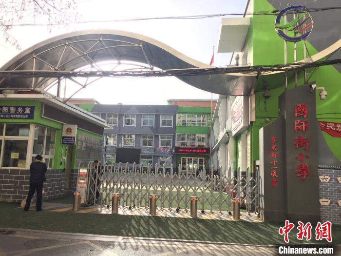 校門口設(shè)置臨時等候區(qū)，區(qū)域四周5米為禁行區(qū)?！「呷鸱?攝