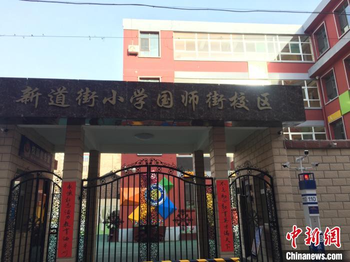 返校學(xué)生要到指定校門口報到，入校時需佩戴口罩，并進行身份核驗、實名登記、體溫檢測。　高瑞峰 攝