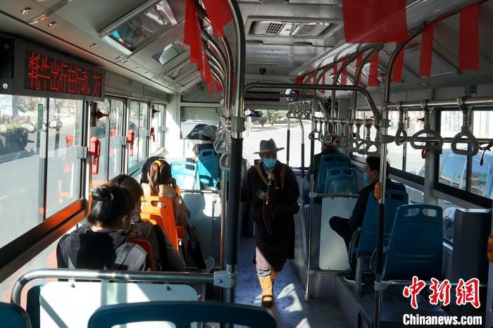 拉薩市民生活如常，圖為民眾戴口罩乘坐公交車。　江飛波 攝