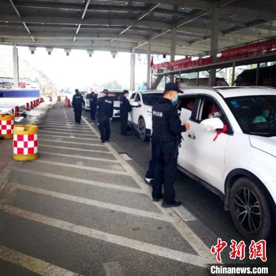 圖為云南一邊境檢查站防控疫情同時嚴(yán)防境外毒品滲透。　云南省公安廳供圖 攝