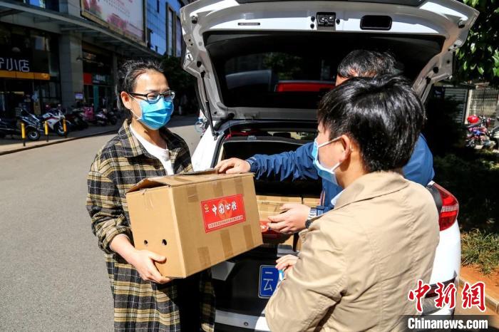 圖為昆明支援湖北醫(yī)護人員家庭收到“暖心蔬菜”。云南省委統(tǒng)戰(zhàn)部供圖