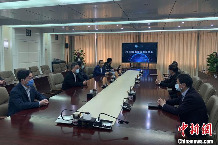 寧夏大學(xué)2020年春季首場(chǎng)綜合類“網(wǎng)絡(luò)雙選會(huì)”現(xiàn)場(chǎng)。　李佩珊 攝
