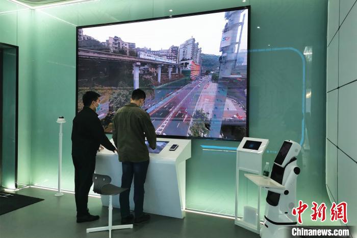 圖為重慶聯(lián)通工作人員在禮嘉智慧公園·5G體驗館調試5G+VR360度全景直播。兩江產(chǎn)業(yè)集團 供圖