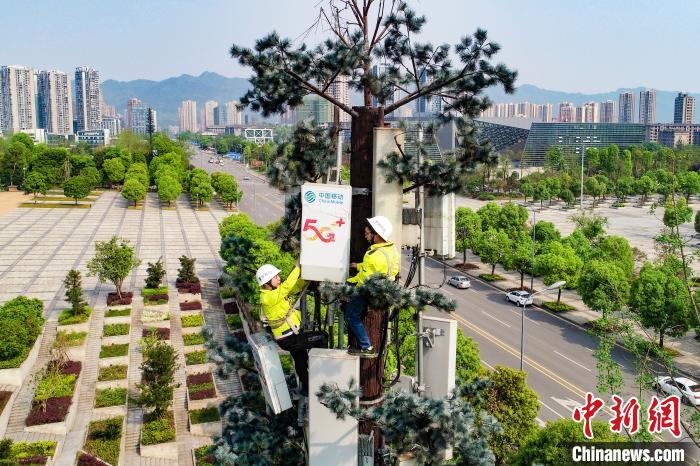 圖為重慶移動工作人員正在安裝5G基站。重慶移動 供圖