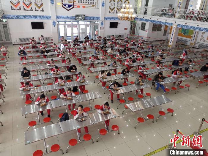 圖為學(xué)生們在食堂就餐。　烏婭娜 攝