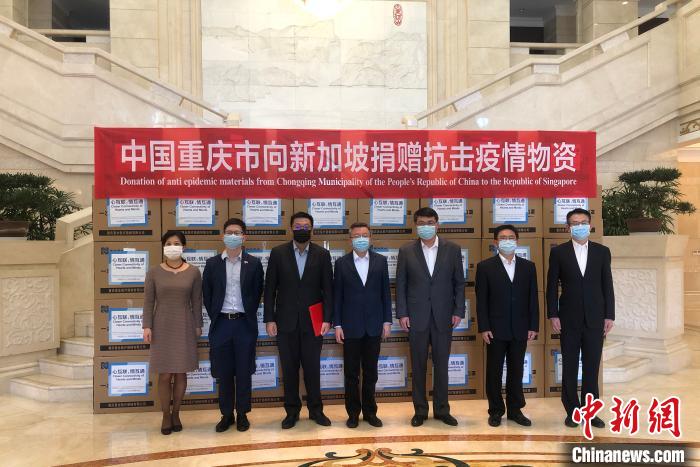 圖為捐贈方與接收方代表合影留念?！⑾嗔?攝