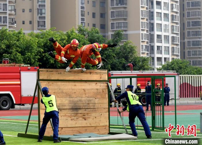 新消防員進(jìn)行消防障礙接力操展示?！⒅铱?攝