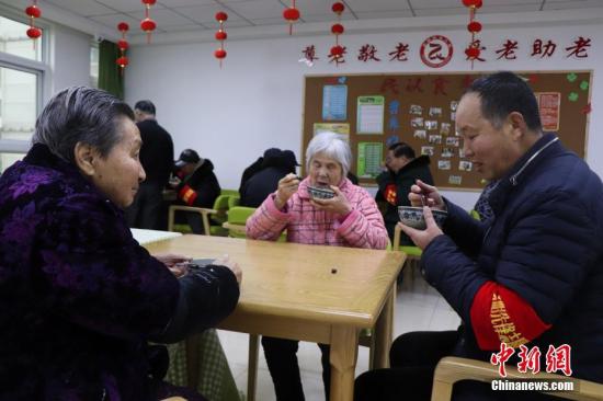 1月13日，志愿者為社區(qū)養(yǎng)老院送臘八粥。當(dāng)日是中國傳統(tǒng)臘八節(jié)，安徽省合肥市濱湖欣園社區(qū)志愿者為社區(qū)養(yǎng)老院送去臘八粥、慰問品和節(jié)日的祝福。<a target='_blank'  data-cke-saved- >中新社</a>發(fā) 余秀娟 攝