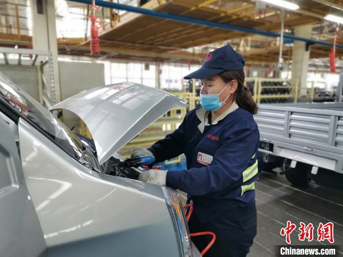 在滿足國(guó)外市場(chǎng)供應(yīng)的同時(shí)，成功汽車(chē)也緊盯國(guó)內(nèi)市場(chǎng)，拓渠道保銷(xiāo)量?！「唢w 攝