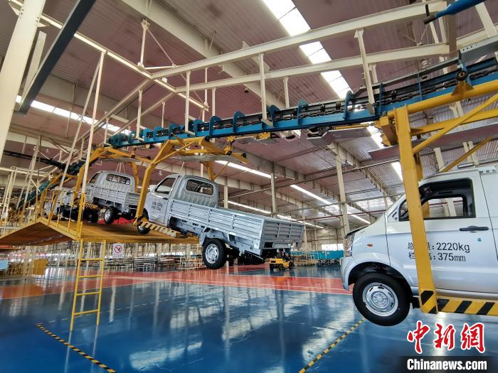 成功汽車(chē)是山西省重點(diǎn)轉(zhuǎn)型項(xiàng)目，擁有國(guó)內(nèi)先進(jìn)的零部件、發(fā)動(dòng)機(jī)整機(jī)自動(dòng)裝配和發(fā)動(dòng)機(jī)生產(chǎn)線、實(shí)驗(yàn)線，還有國(guó)際一流的工業(yè)機(jī)器人?！「唢w 攝